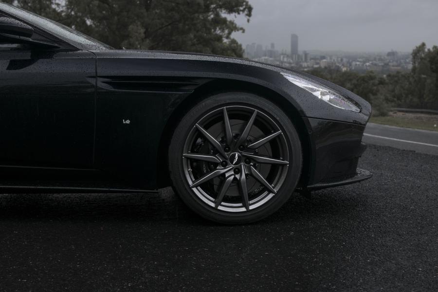 Детали экстерьера Aston Martin DB11 2017 года  (AU) (фото 7 из 19)